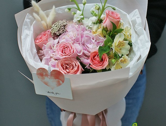 Букет с розовой гортензией и розами Фото